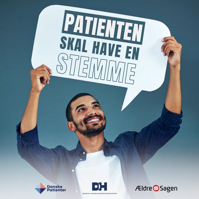 Billede af mand, der står med et skilt formet som en taleboble. På det står der patienten skal have en stemme. Nederst på billedet ses logoer fra danske patienter, danske handicaporganisationer og ældresagen.