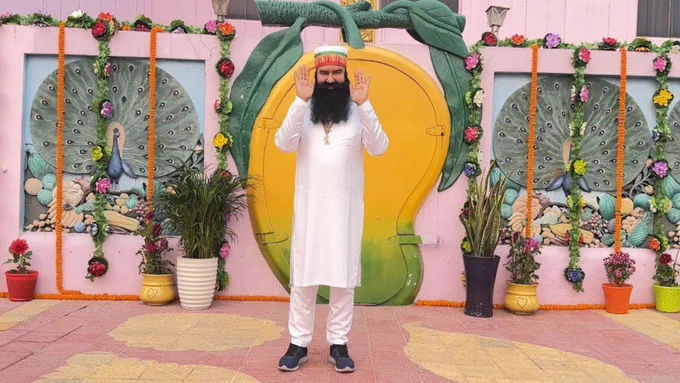 पूज्य पिताजी संत डॉ गुरमीत राम रहीम सिंह जी इन्सां बरनावा (यू. पी.) डेरे में पधार चुके हैं व पूज्य पिताजी ने समस्त साध संगत को बहुत बहुत आशीर्वाद दिया है और कुशलक्षेम पूछा है।
सभी साध संगत से अनुरोध हैं कि अपने अपने घरों में रहकर सेवा व् सुमिरन करना है जी।