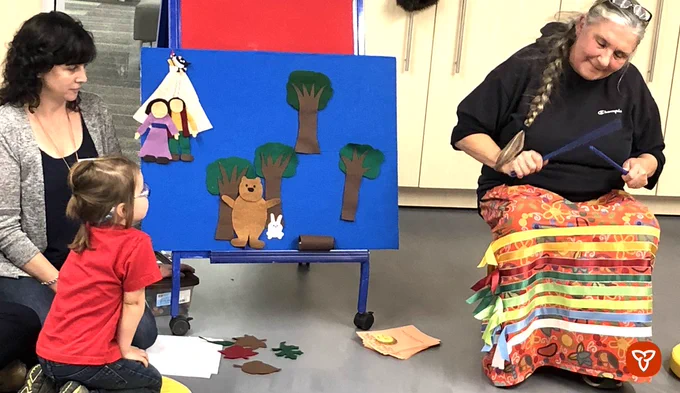 Une femme animant un atelier pour les jeunes.