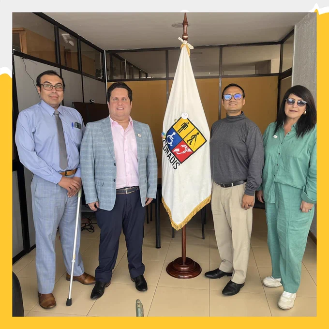Foto oficial tras la reunión entre Sebastian Flores, Director Ejecutivo de Fundación, Comparlante y Edison Martinez, Secretario Técnico del Consejo Nacional para la Igualdad de Discapacidades. Los acompañan Sonia Arroyo de Fundación Comparlante y un funcionario de CONADIS Ecuador.