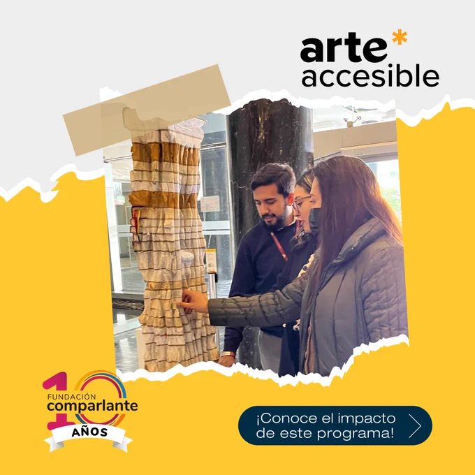 Imagen con fondo amarillo y blanco, con una foto en el centro cuyos bordes presentan un efecto desgarrado, simulando un collage. La foto parece estar adherida en la esquina superior izquierda con cinta adhesiva transparente. En la parte superior, el título dice: "Arte* accesible". En la foto, tres personas interactúan con una obra de arte que forma parte de la muestra Invisibilidad Consentida del artista Andrés Julio. En la esquina inferior derecha de la foto, un círculo rojo resalta el texto: "¡Donación de la muestra a CONADIS Ecuador!", acompañado de una ilustración de una mano extendida sosteniendo un corazón. En la esquina inferior izquierda, se encuentra el logo conmemorativo de los 10 años de Fundación Comparlante. En la esquina inferior derecha, un recuadro azul invita a conocer más con el texto: "¡Conoce el impacto de este programa!", acompañado de una flecha que señala hacia la siguiente imagen del carrusel.