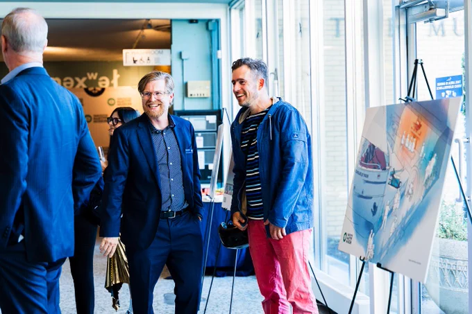 Le directeur exécutif du Musée maritime de Vancouver s’entretient avec un représentant de Destination Vancouver.  