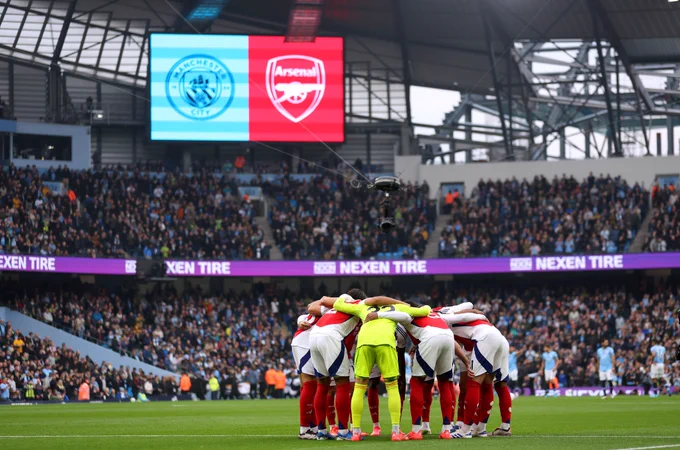 An image of the Arsenal players in their pre-match huddle.