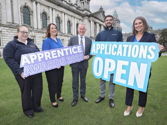 Economy Minister Conor Murphy today launched the 2025 Northern Ireland Apprenticeship Awards.

Pictured in Belfast are (l-r) Joanne McCubbin, Higher Level Apprentice of the Year 2024; Alison Currie, InterTradeIreland and member of the judging panel; Economy Minister Conor Murphy; Andrew Smyth, Apprentice of the Year 2024; and Sarah Travers, MC for the NI Apprenticeship Awards ceremony 2025.  