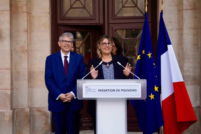 Cérémonie de passation devant les acteurs du ministère au Pavillon Boncourt.