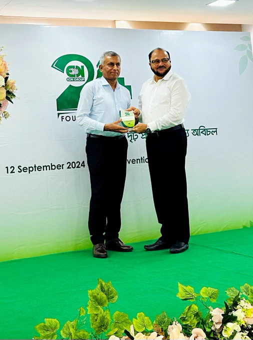 Dr. M. Gulam Hussain receiving his award at the 24th Foundation Day by the Eon Group of Industries in Bangladesh