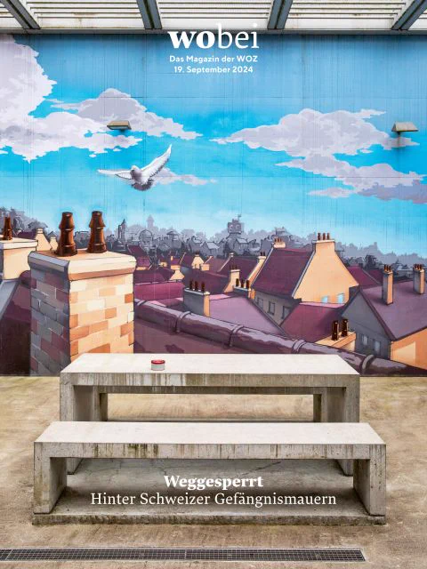 Packshot des «wobei»-Magazins vom 19. September 2024. Zu sehen ist eine Wandmalerie von einer Taube, die über Dächern einer Stadt fliegt. Im Vordergrund ein Tisch auf Beton, darauf ein Aschenbecher. Titelei des Hefts: «Weggesperrt – Hinter Schweizer Gefängnismauern»