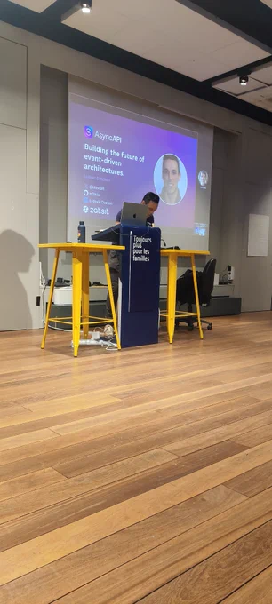 Photo de la scène avec Ludovic et les slides projetées 