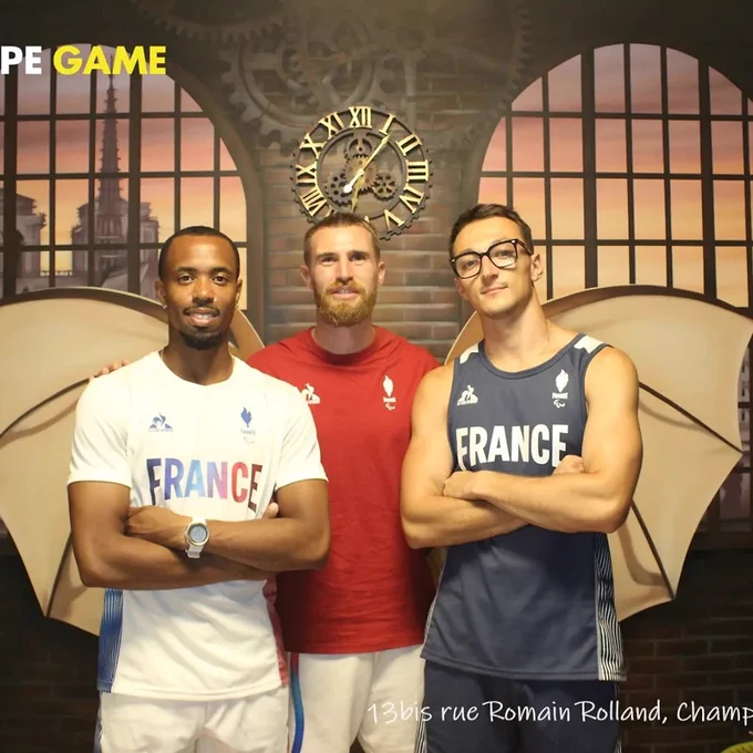Ici Timothée pose entre ses 2 guides, Jeffrey en blanc, Charles en bleu. Ils posent devant le graff unique de notre lieu, représentant Notre Dame de Paris vue depuis une fenêtre d'époque, avec des ailes type Léonard de Vinci. C'est au Nexcape Game