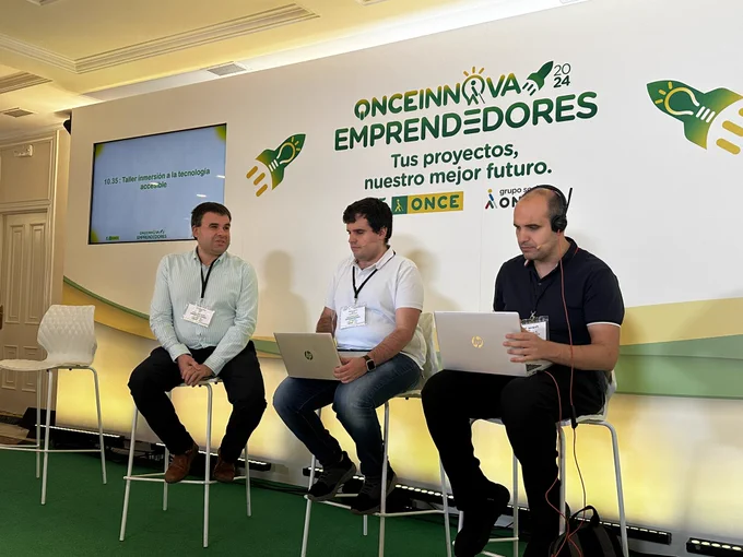 Membres del Centre de Tiflotecnología i Innovació de l’ONCE fent un taller sobre Immersió a la tecnología accessible.