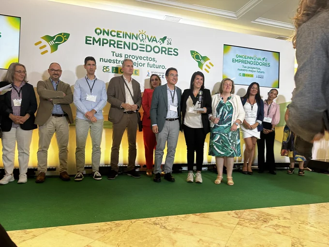 Membres del jurat amb la sòcia fundadora de Yasyt, que rep el premi com una de les guanyadores