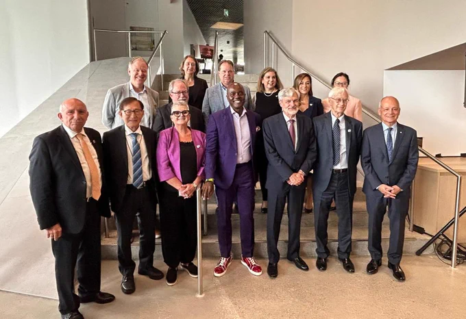 MPP Cho in a group photo with MPP Aris Babikian (Scarborough-Agincourt), delegates of the Garron family, and representatives from  University of Toronto, University of Toronto Scarborough, Scarborough Health Network, Michael Garron Hospital and Scarborough Academy of Medicine