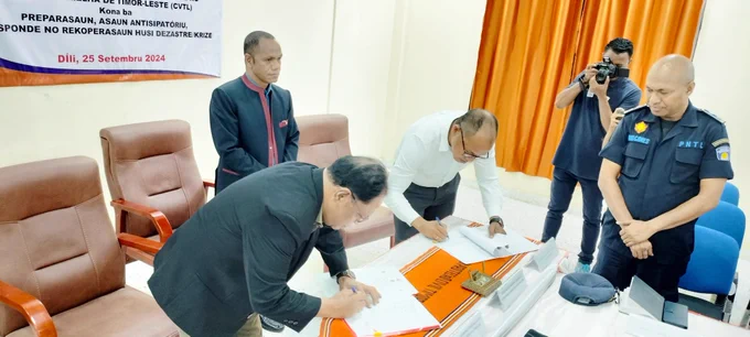 In a landmark event today, the Timor-Leste Red Cross (CVTL) and the Civil Protection Authority formalized the extension of their Memorandum of Understanding (MoU) for another five years. The signing ceremony was attended by representatives from various NGOs and INGOs operating in Timor-Leste.

The Secretary of State for the Civil Protection Authority expressed profound satisfaction with the significant contributions made by CVTL towards enhancing community resilience and supporting the Civil Protection Authority's emergency preparedness and response efforts.
In recognition of CVTL's vital role in alleviating human suffering through emergency preparedness and response, the Civil Protection Authority has committed to including CVTL in the Government’s Annual Budget. This financial support will further expedite CVTL’s role as an auxiliary to the government, as outlined in the newly extended MoU.

This extension marks a critical step in strengthening collaboration between CVTL and the Govt