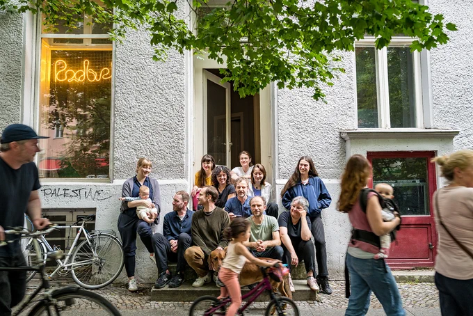 Einige Personen sitzen vor dem Radbahn-Büro
