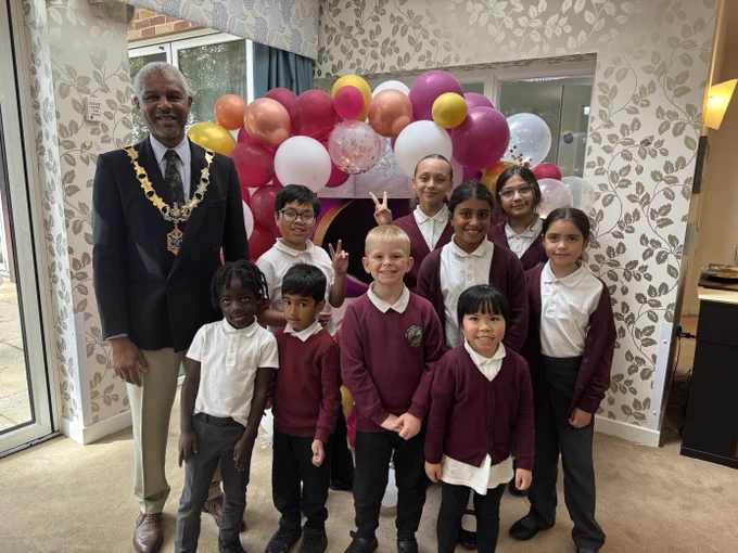 The Mayor of Reading Cllr Glenn Dennis and the children from George Palmer School wearing red uniform