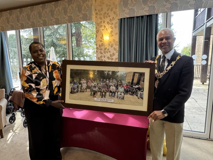The Mayor of Reading Cllr Glenn Dennis is unveiling a 10 year anniversary photo of the residents of Cedar Court