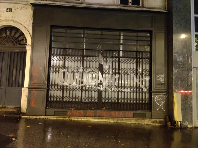 Photo d'un QG du parti socialiste, avec deux tags : "Delgage" et "L'A69 ne passera pas"