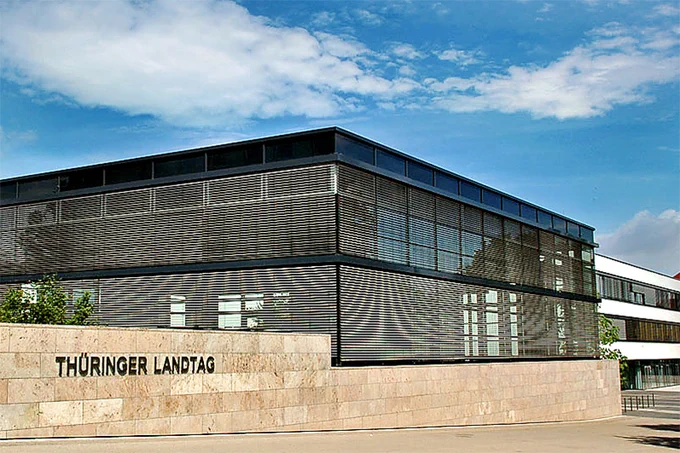 Thüringer Landtag, Plenarsaal. Foto: Lukas Götz, CC BY-SA 3.0, via Wikimedia Commons

https://www.auschwitz.info/de/presse/pressemitteilungen/presseinfo-einzeln/lesen/afd-entlarvt-sich-bereits-in-erster-sitzung-des-thueringer-landtags-als-gefahr-fuer-demokratie-und-v.html