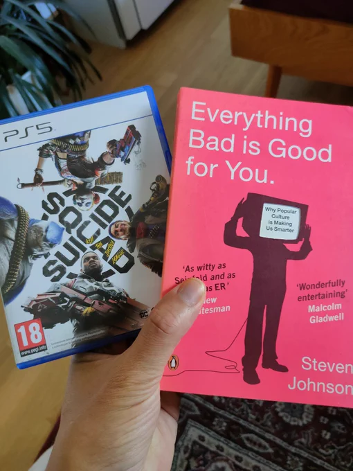 Foto vom suicide Squad Spiel für ps5 und das Buch everything Bad is good for you 