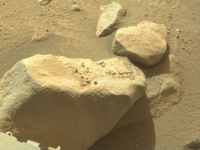 Upper layer of conglomerate on the top of the blocky rock