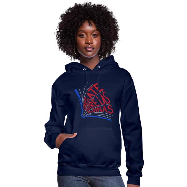 Black woman wearing a sweatshirt that reads Liberate Entre Las Paginas.