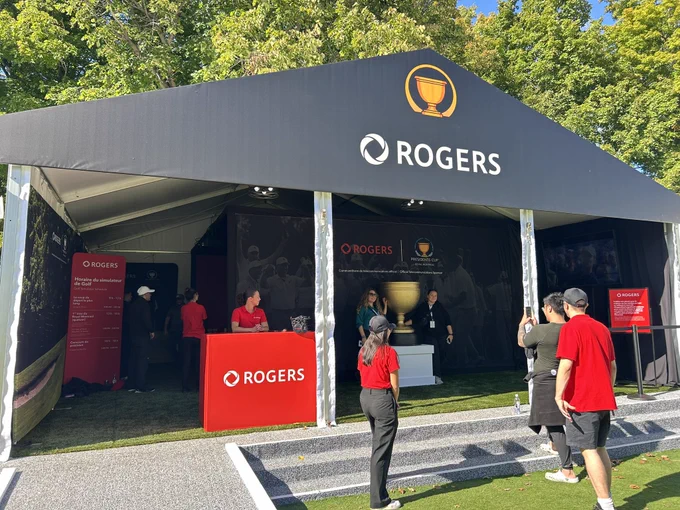 Fans taking photos at the Rogers activation at the 2024 Presidents Cup