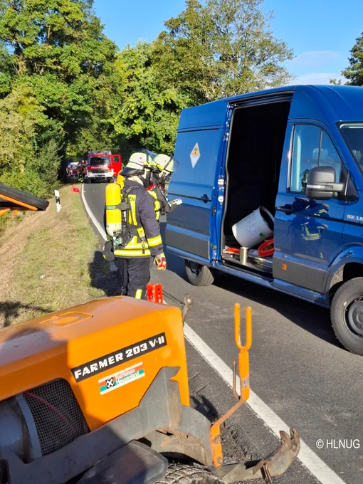Ein blauer Transporter mit Gefahrengutladen wird von Feuerwehrleuten mit Messgeräten untersucht