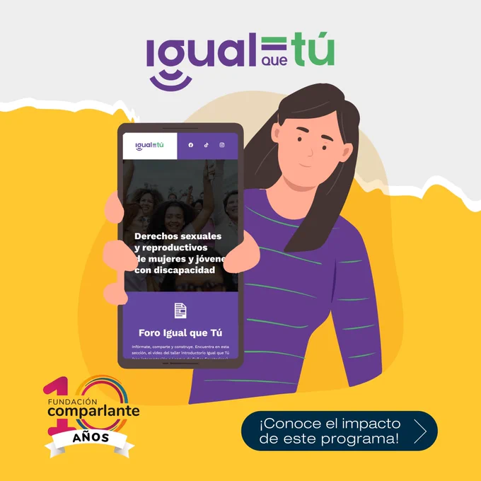 Ilustración de una persona con cabello castaño y camiseta de color violeta, sosteniendo un celular que muestra la plataforma “Igual que Tú” de Fundación Comparlante. En la pantalla del celular se lee el título “Derechos sexuales y reproductivos de mujeres y jóvenes con discapacidad” y “Foro Igual que Tú”. En la esquina inferior izquierda de la imagen, se ubica el logo conmemorativo de los 10 años de de Fundación Comparlante. En la esquina inferior derecha, hya un recuadro de color azul que contiene el texto: “¡Conoce el impacto de este programa!” y una flecha azul que sugiere deslizar hacia el siguiente slide del carrusel.