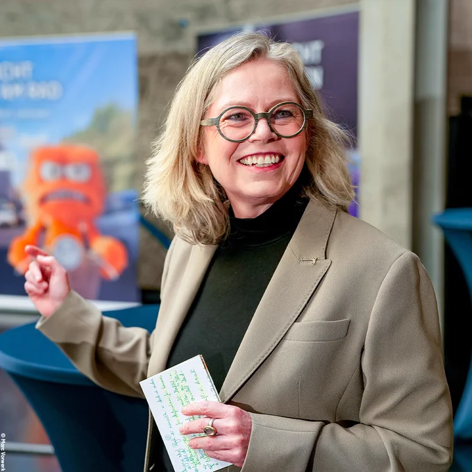 Senatorin Ute Bonde vor den Motiven der Kampagne