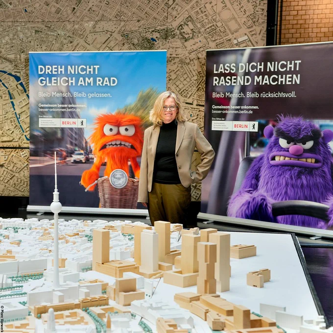 Senatorin Ute Bonde vor den Motiven der Kampagne