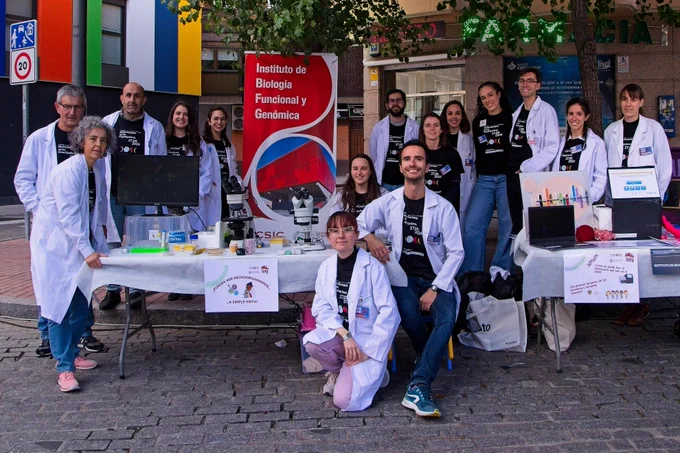 Foto del Stand del IBFG en la Plaza del Oeste con todas las personas del IBFG que participaron en la actividad