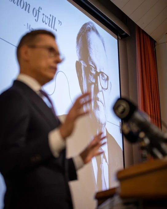 Presidentti Stubb puhuu Martti Ahtisaari Legacy -seminaarissa. Takana presidentti Martti Ahtisaaren kuva.