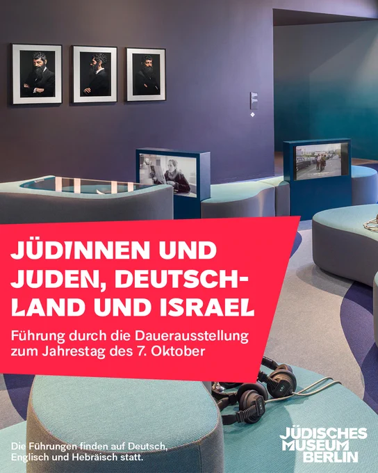 Blick in die Dauerausstellung mit Text-Overlay: "Jüdinnen und Juden, Deutschland und Israel. Führung durch die Dauerausstellung zum 7. Jahrestag des 7. Oktober. Die Führung findet auf Deutsch, Englisch und Hebräisch statt."