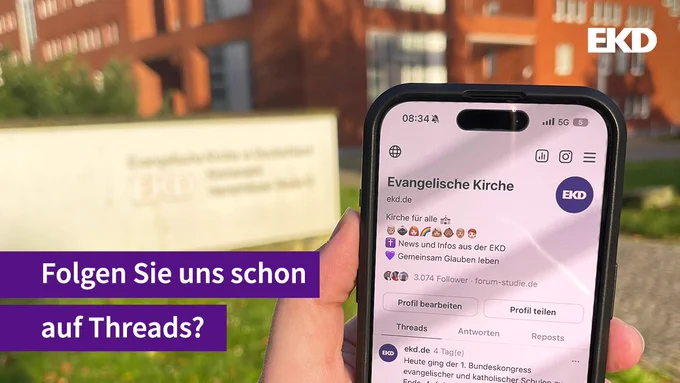 eine Hand, die ein Telefon hält