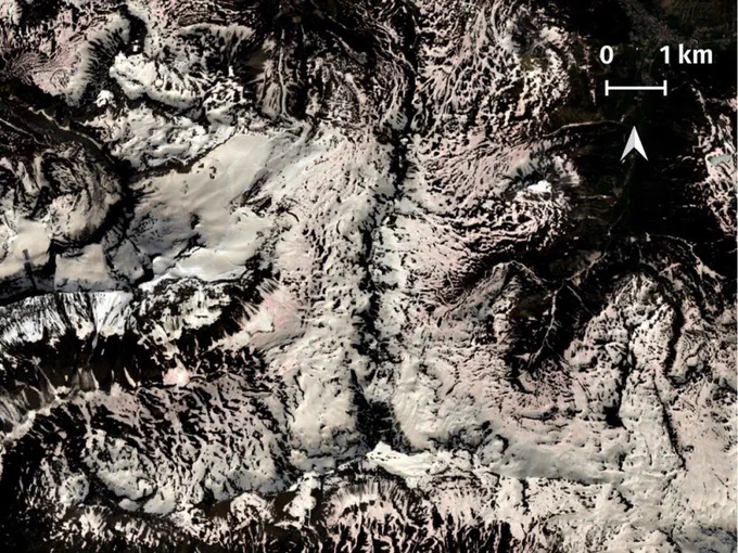 Neiges rouges visibles par Satellite. Image Sentinel-2 du 19/06/2018 dans le massif de la Vanoise, France © Image libre de droit, Theia CNES