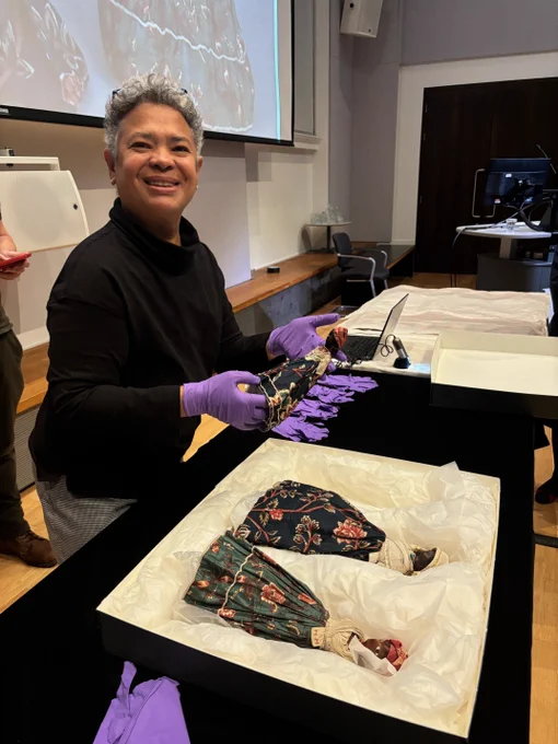 Suelin Low Chew Tung led a study session on the dolls as part of the symposium.