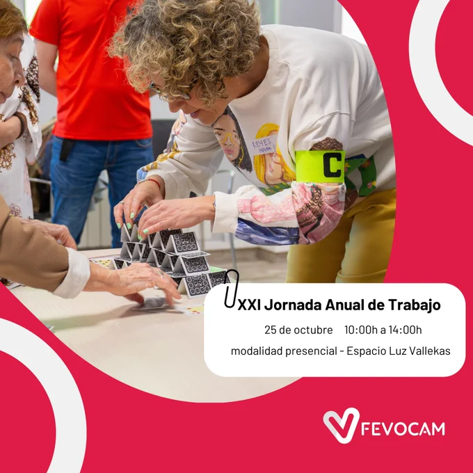 Diseño de la XXI Jornada Anual de Trabajo. 25 de octubre de 2024, de 10 a 14 horas, modalidad presencial. Espacio Luz Vallekas. En la foto un grupo de personas colocan una pirámide con cartas. 