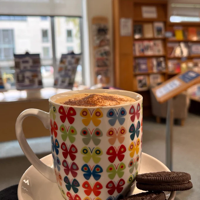 A coffee and a plate of oreos are held in the MMLL Library foyer.