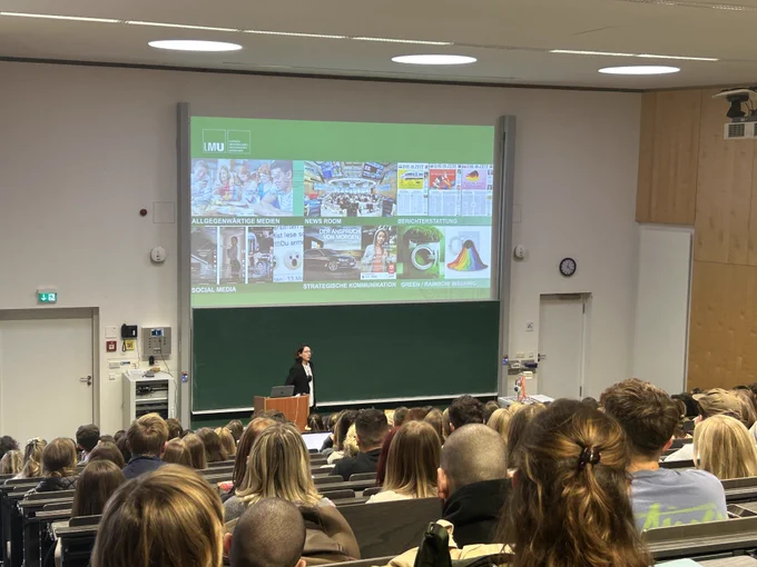 Foto eines voll besetzten Vorlesungssaals; Prof. Dr. Constanze Rossmann vom IfKW begrüßt die neuen Studierenden an der LMU