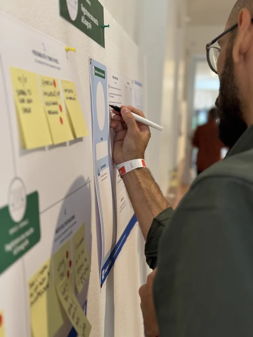 Uno dei partecipanti al workshop che compila un foglio