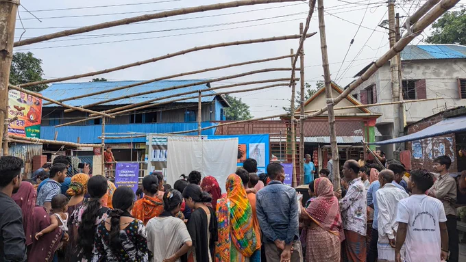 A crowd gathers to watch a live performance about AMR in an urban area of Dhaka, Bangladesh.