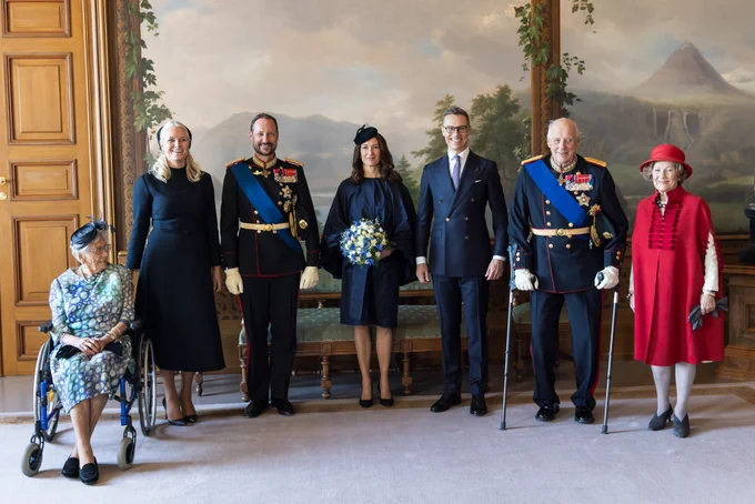 Yhteiskuvassa Norjan kuningas Harald V, tasavallan presidentti Alexander Stubb, Suzanne-Innes Stubb, kuningatar Sonja, kruununprinssi Haakon, kruununprinsessa Mette-Marit ja prinsessa Astrid. 