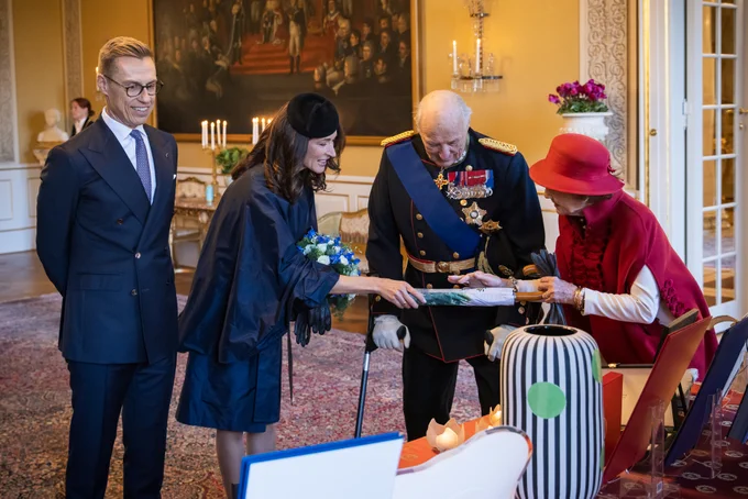 Valtiovierailun lahjojen vaihto.