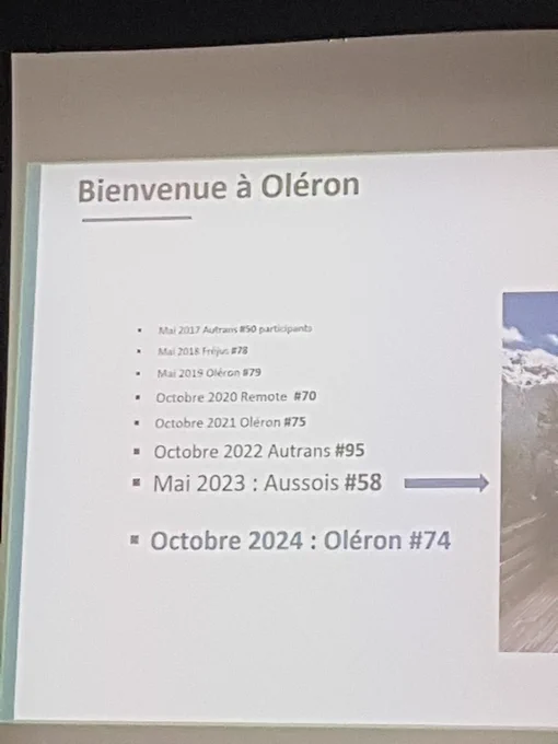 Diapo "Bienvenue à Oléron" avec le lieu du workshop et le nombre de participants des éditions précédentes : 
Mai 2017 - Autrans - 50 participants 
Mai 2018 - Fréjus - 78
Mai 2019 - Oléron -79
Octobre 2020 - Distanciel - 70
Octobre 2021 - Oléron - 75
Octobre 2022 - Autrans - 95
Mai 2023 - Aussois - 58
Octobre 2024 - Oléron - 74