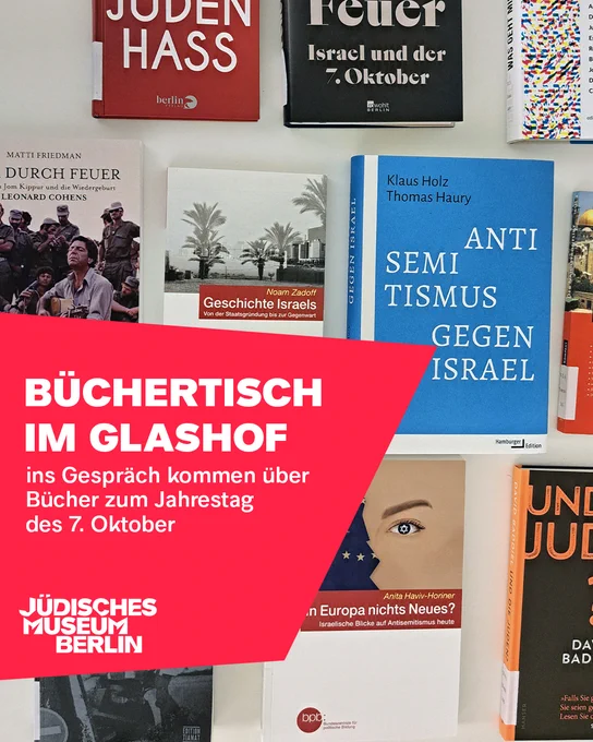 Auf einem Tisch liegen Bücher, unter anderem zu Themen Antisemitismus, Israel und jüdisches Leben; Text-Overlay: Büchertisch im Glashof. ins Gespräch kommen über Bücher zum Jahrestag des 7. Oktober