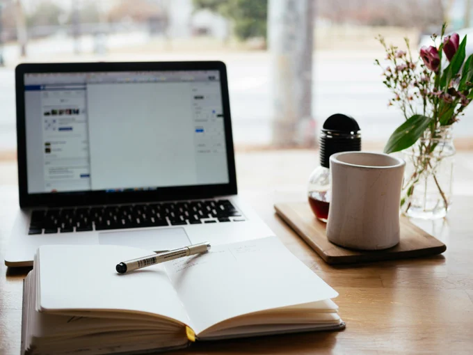 picture-of-a-desk-with-laptop-notepad-and-coffee