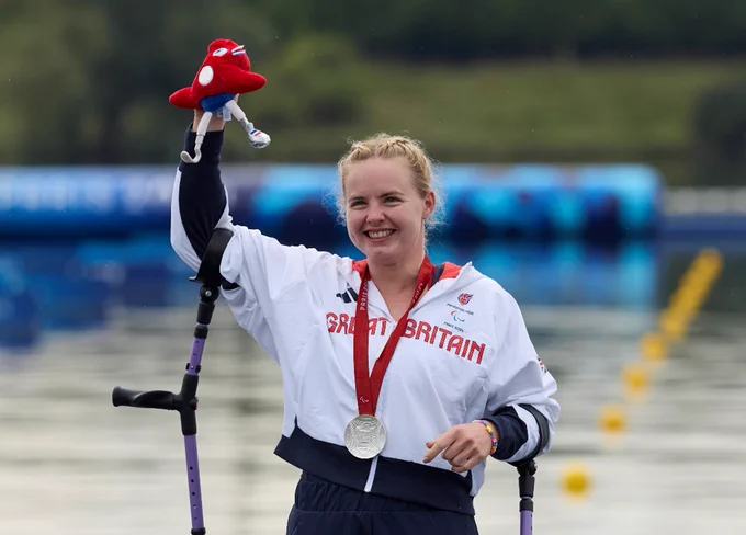 Hope Gordon smiling on the podium in Paris with her silver medal around her neck