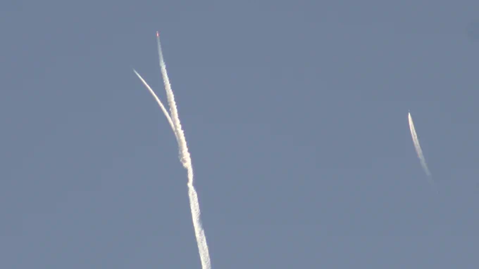 SpaceShipOne was air-launched from White Knight at 43,000ft/13000m altitude. The contrails show SpaceShipOne's orange flame under the boost phase of its flight as the White Knight carrier plane banks away from the rocket ignition. The other contrail on the right is the Alpha Jet chase plane recording in-flight video.

October 4, 2004, Mojave, California

photo by Ian Kluft