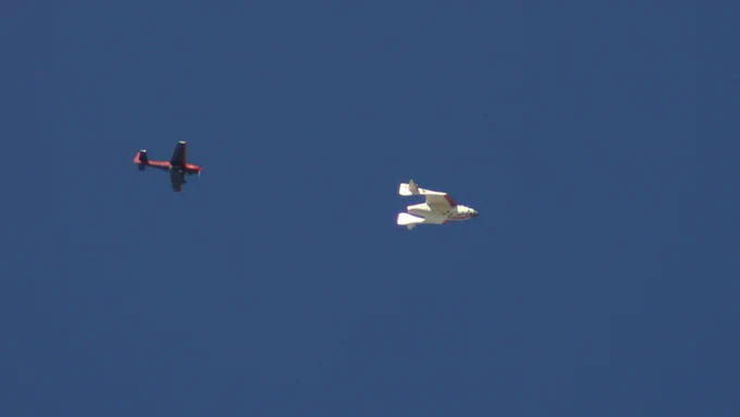 SpaceShipOne returns gliding to Mojave Spaceport KMHV after a successful space flight to 112km/367,500ft which won the $10M X-Prize and beat the X-15 winged-flight altitude record

October 4, 2004, Mojave, California

photo by Ian Kluft