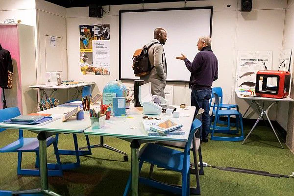  Professeurs discutant au sein du Fab Lab à l’école pendant une journée de formation à la Cité des Sciences et de l’Industrie. 